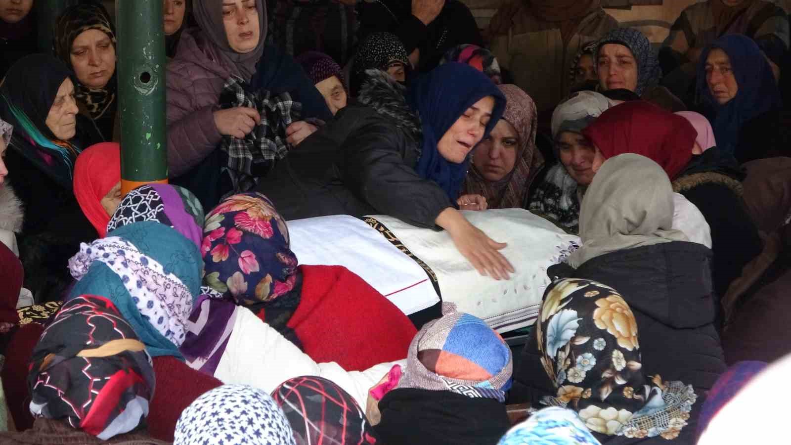 Saç ekimi için gittiği estetik merkezinde fenalaşarak hayatını kaybeden şahıs son yolculuğuna uğurlandı
