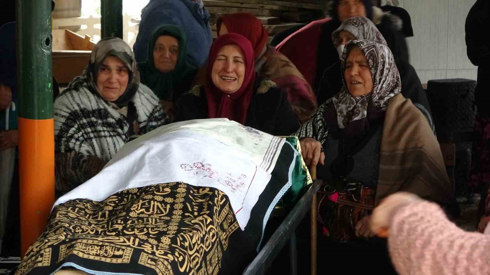 Saç ekimi için gittiği estetik merkezinde fenalaşarak hayatını kaybeden şahıs son yolculuğuna uğurlandı
