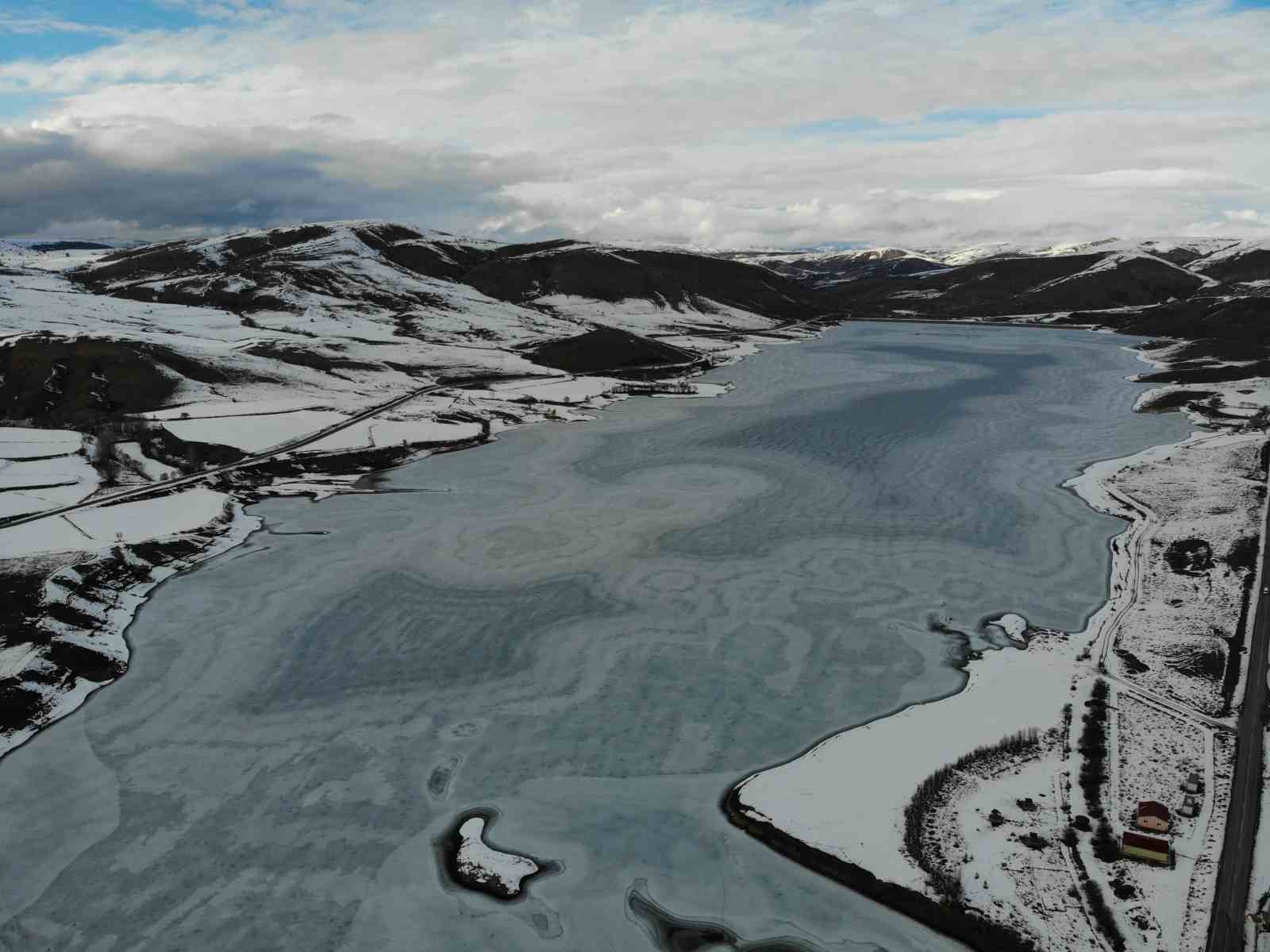 Sadak Baraj Gölü buz tuttu
