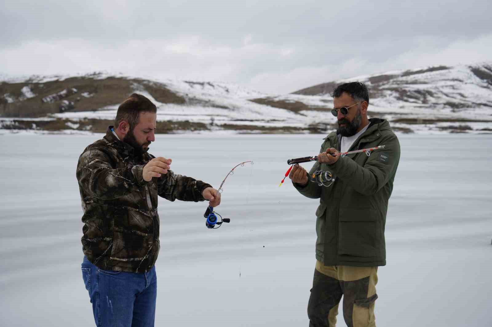 Sadak Baraj Gölü buz tuttu
