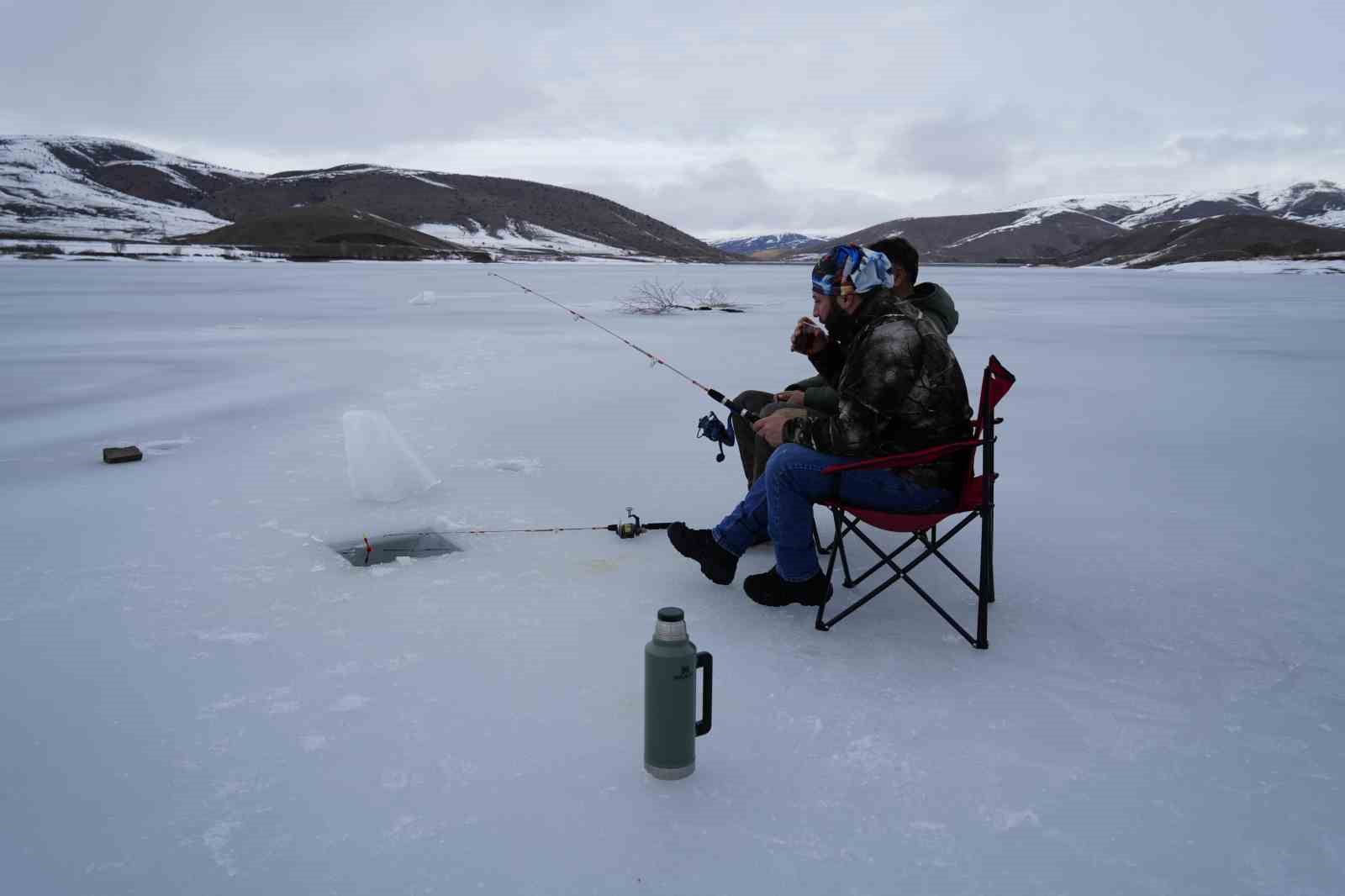 Sadak Baraj Gölü buz tuttu
