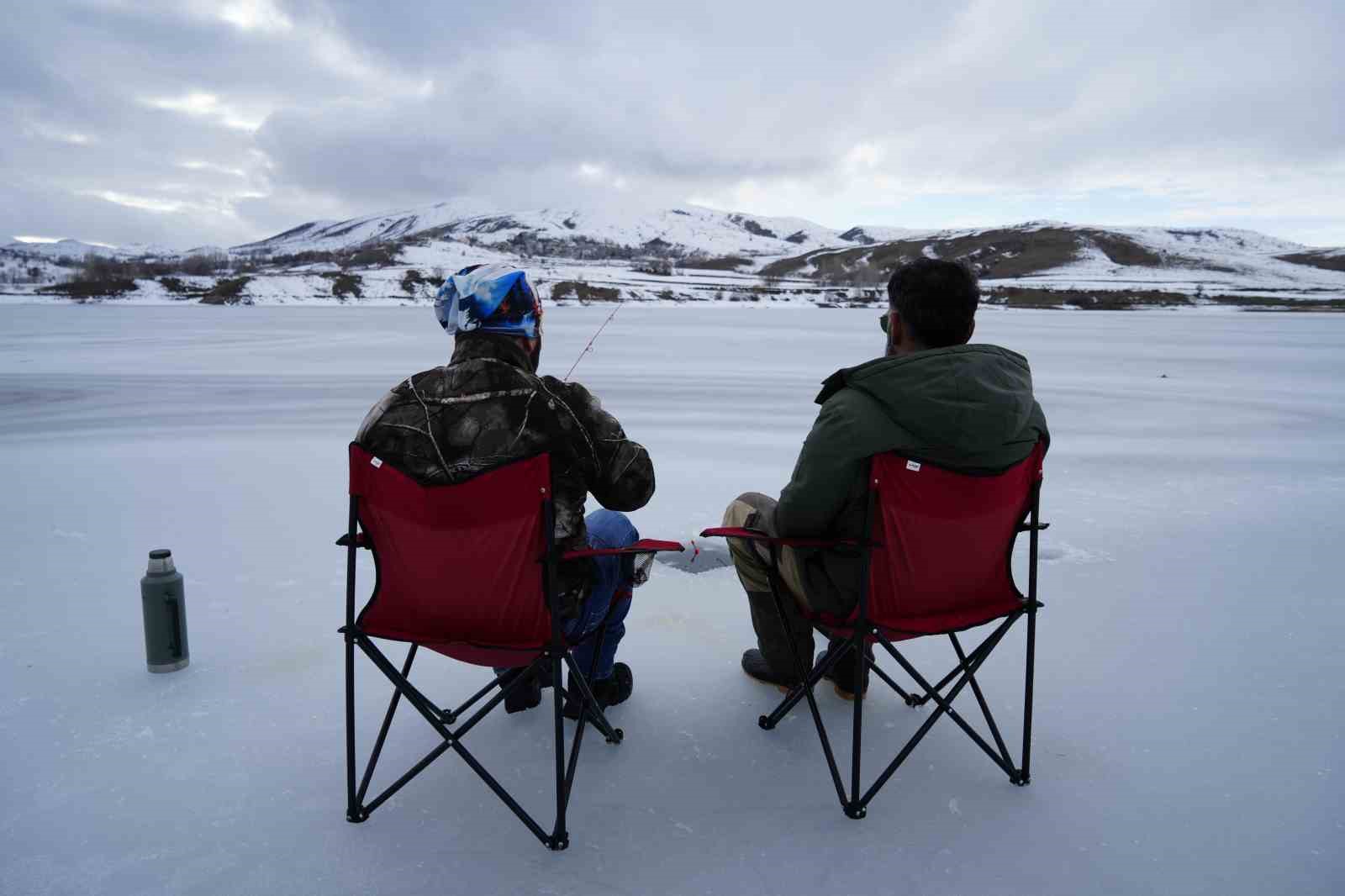 Sadak Baraj Gölü buz tuttu
