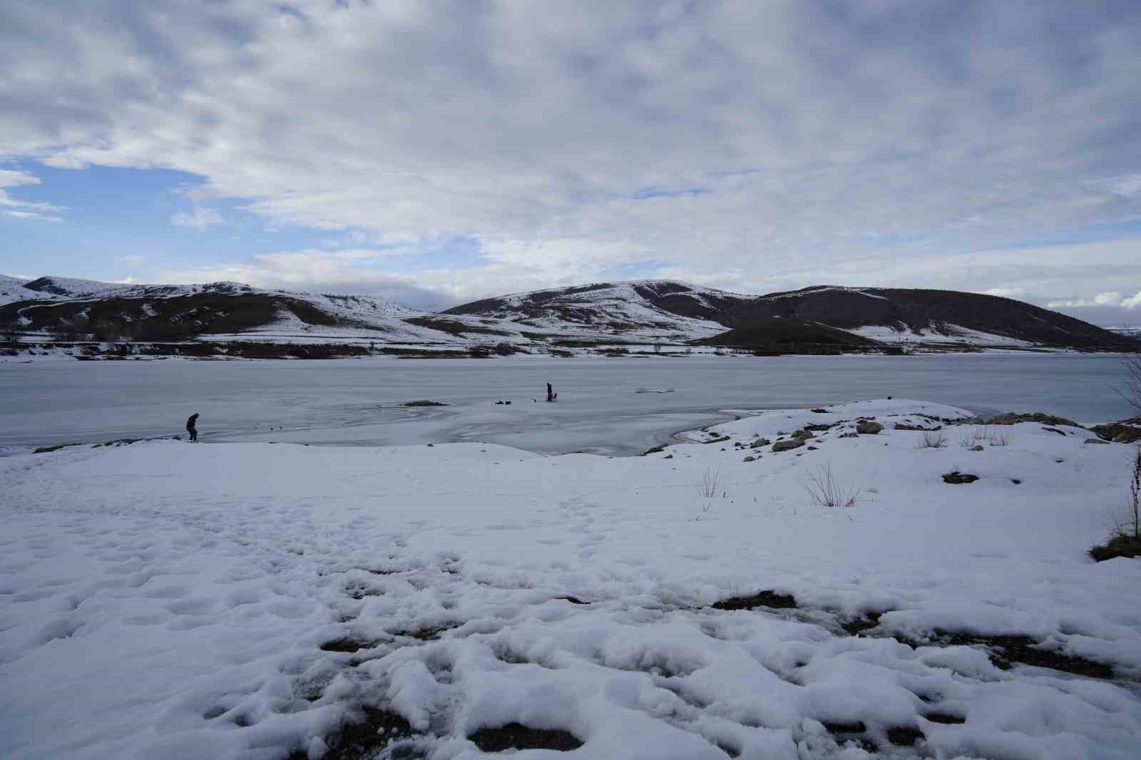 Sadak Baraj Gölü buz tuttu
