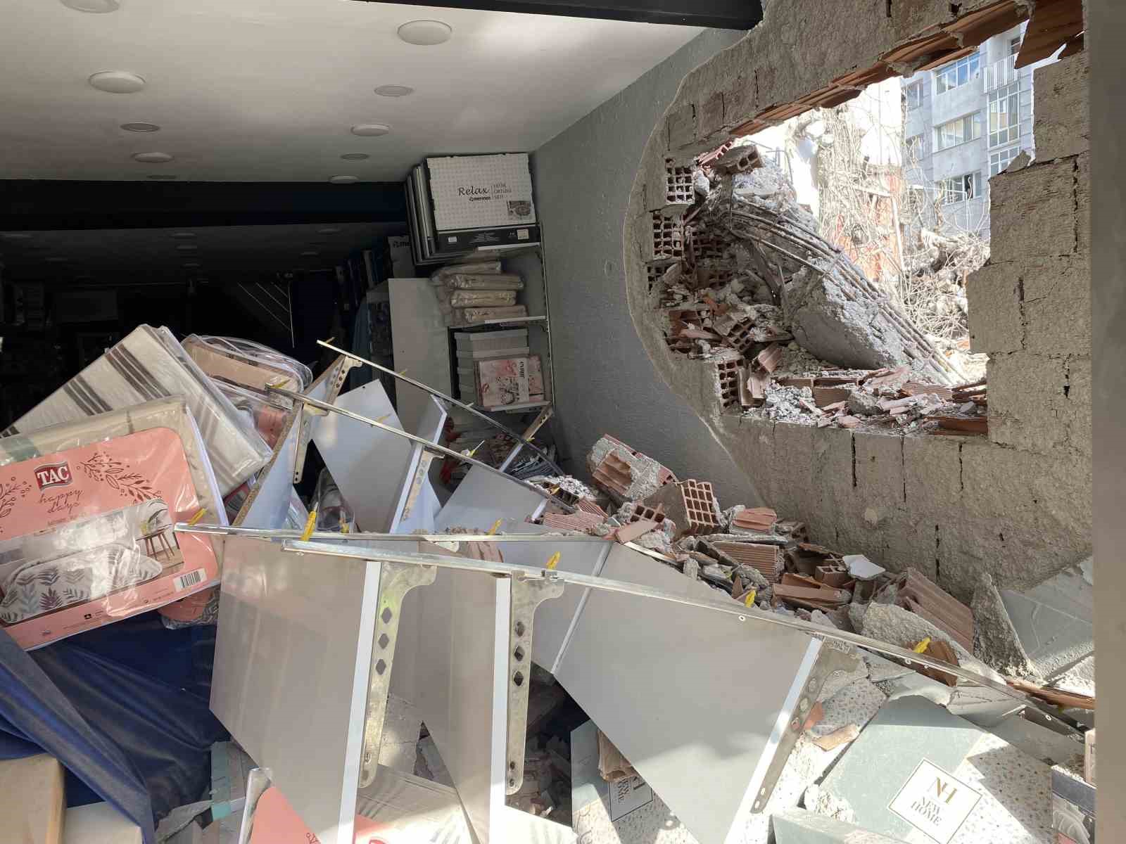 Sadece apartman değil, esnafın ekmek teknesi de yıkıldı
Sadece apartman değil, esnafın ekmek teknesi de yıkıldı