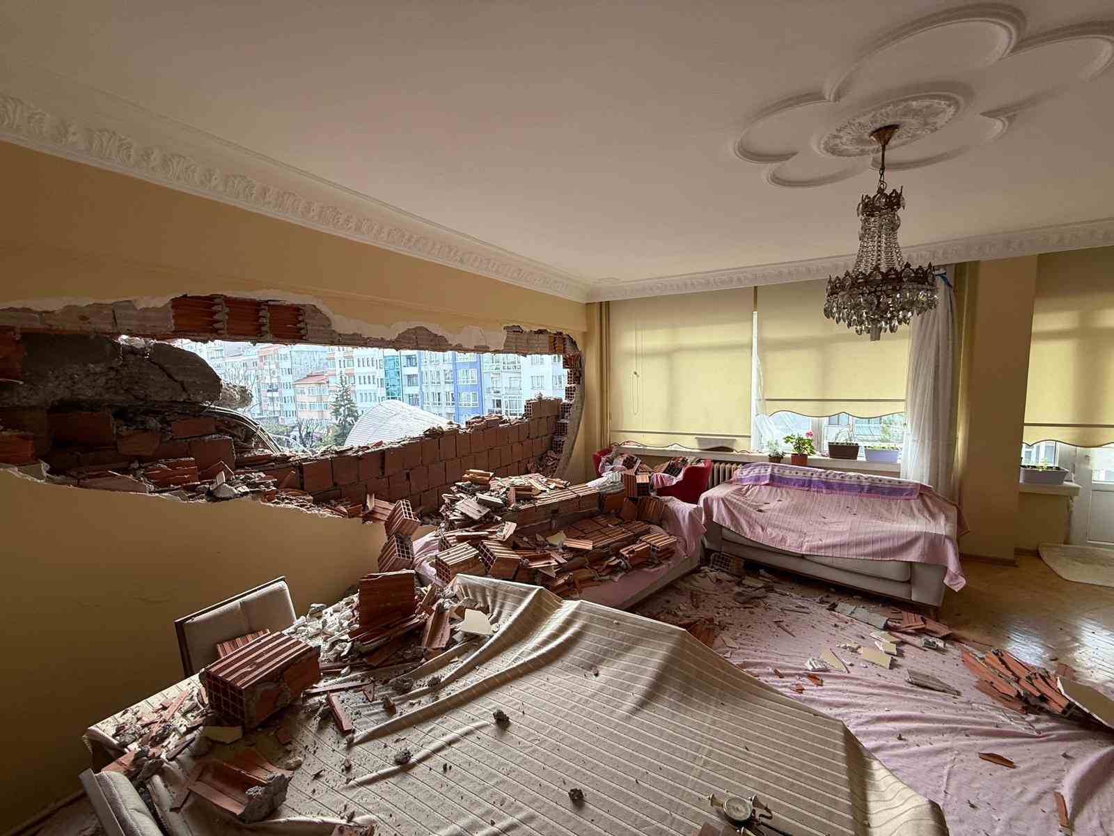 Sadece apartman değil, esnafın ekmek teknesi de yıkıldı
Sadece apartman değil, esnafın ekmek teknesi de yıkıldı