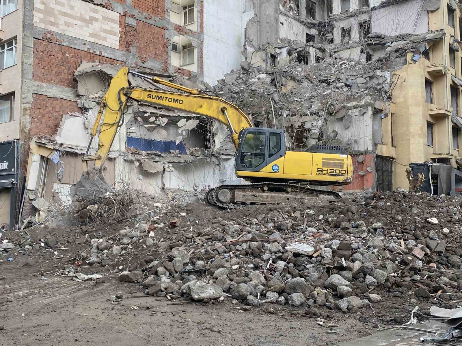 Sadece apartman değil, esnafın ekmek teknesi de yıkıldı
Sadece apartman değil, esnafın ekmek teknesi de yıkıldı
