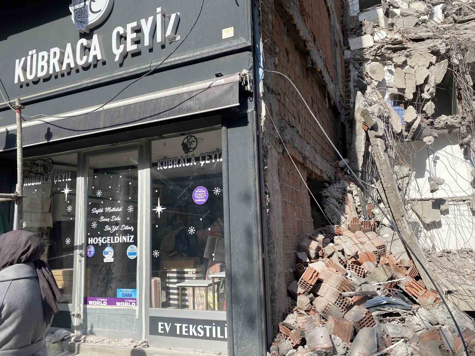 Sadece apartman değil, esnafın ekmek teknesi de yıkıldı
Sadece apartman değil, esnafın ekmek teknesi de yıkıldı