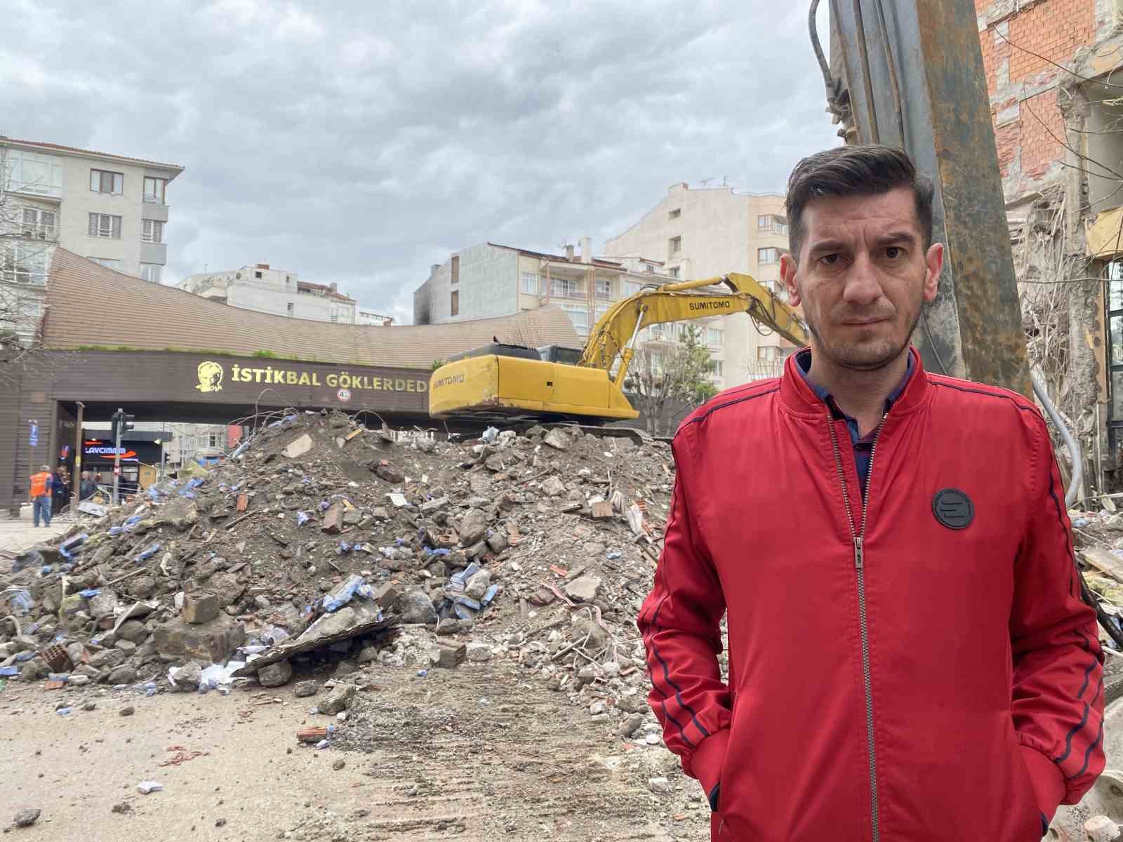 Sadece apartman değil, esnafın ekmek teknesi de yıkıldı
Sadece apartman değil, esnafın ekmek teknesi de yıkıldı