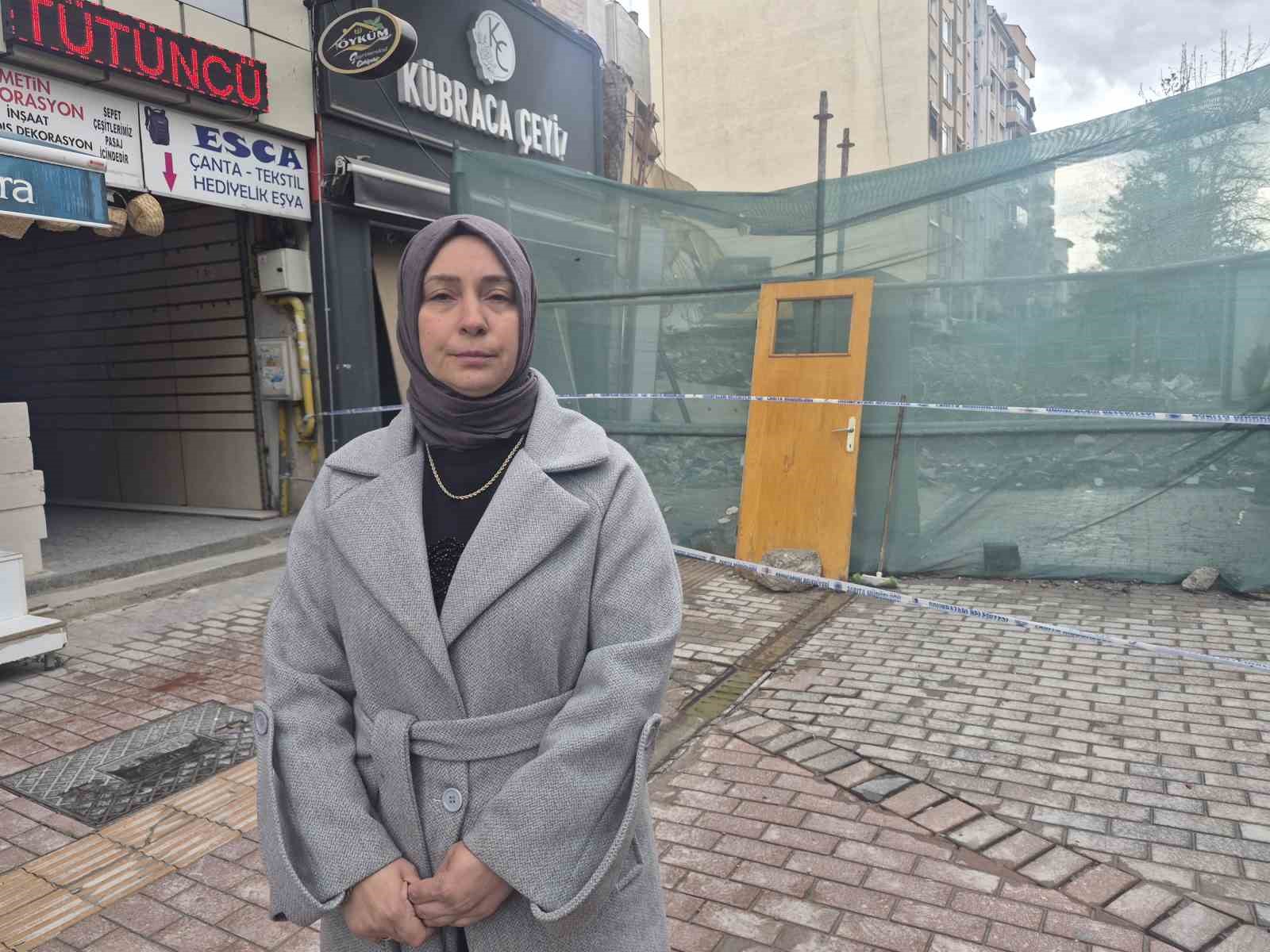 Sadece apartman değil, esnafın ekmek teknesi de yıkıldı
Sadece apartman değil, esnafın ekmek teknesi de yıkıldı