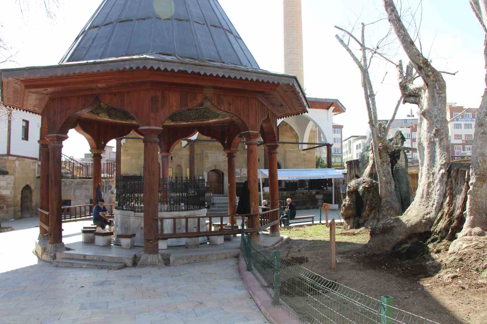 Şadırvanda saklı 150 yıllık minyatür: İstanbul, Viyana ve Amasya işlenmiş
Şadırvanda saklı 150 yıllık minyatür: İstanbul, Viyana ve Amasya işlenmiş