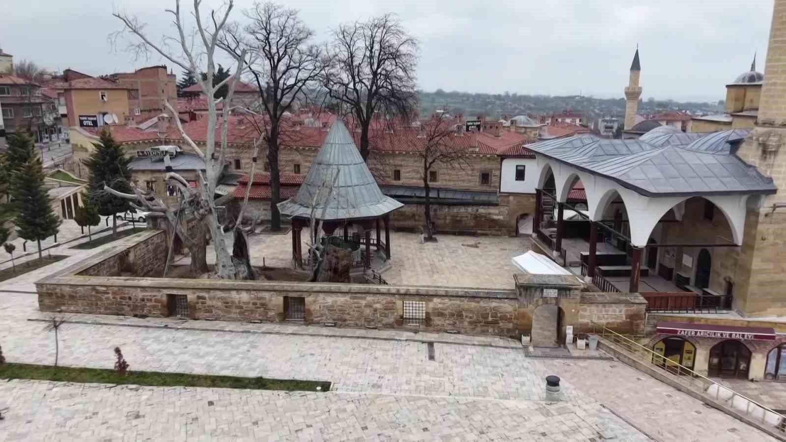 Şadırvanda saklı 150 yıllık minyatür: İstanbul, Viyana ve Amasya işlenmiş
Şadırvanda saklı 150 yıllık minyatür: İstanbul, Viyana ve Amasya işlenmiş
