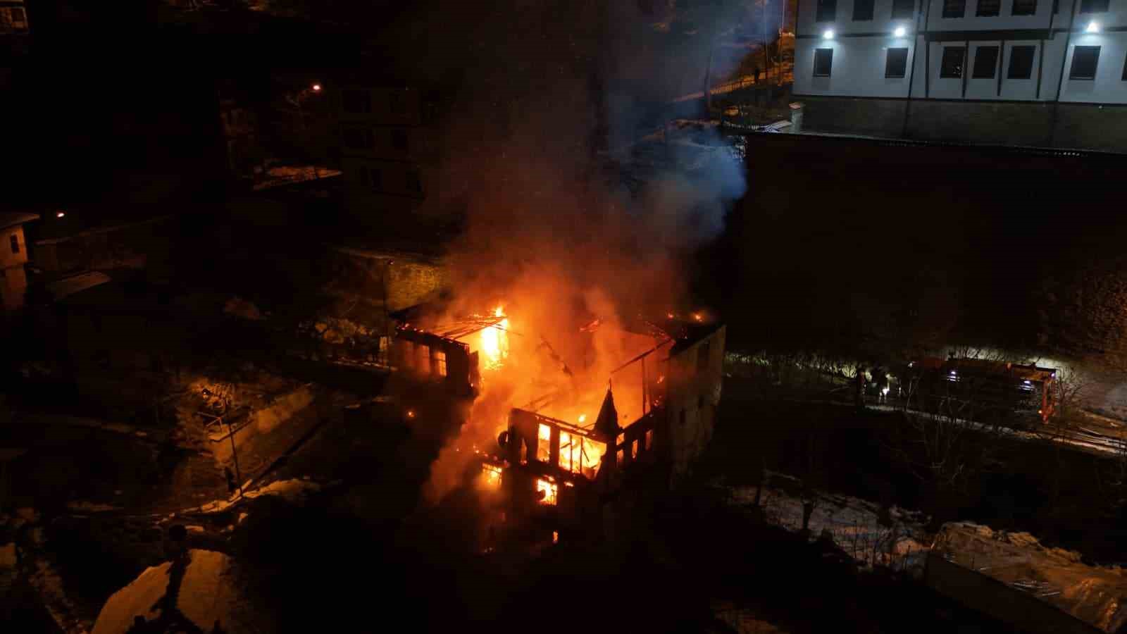 Safranbolu’da 200 yılık tarihi konak alevlere teslim oldu
