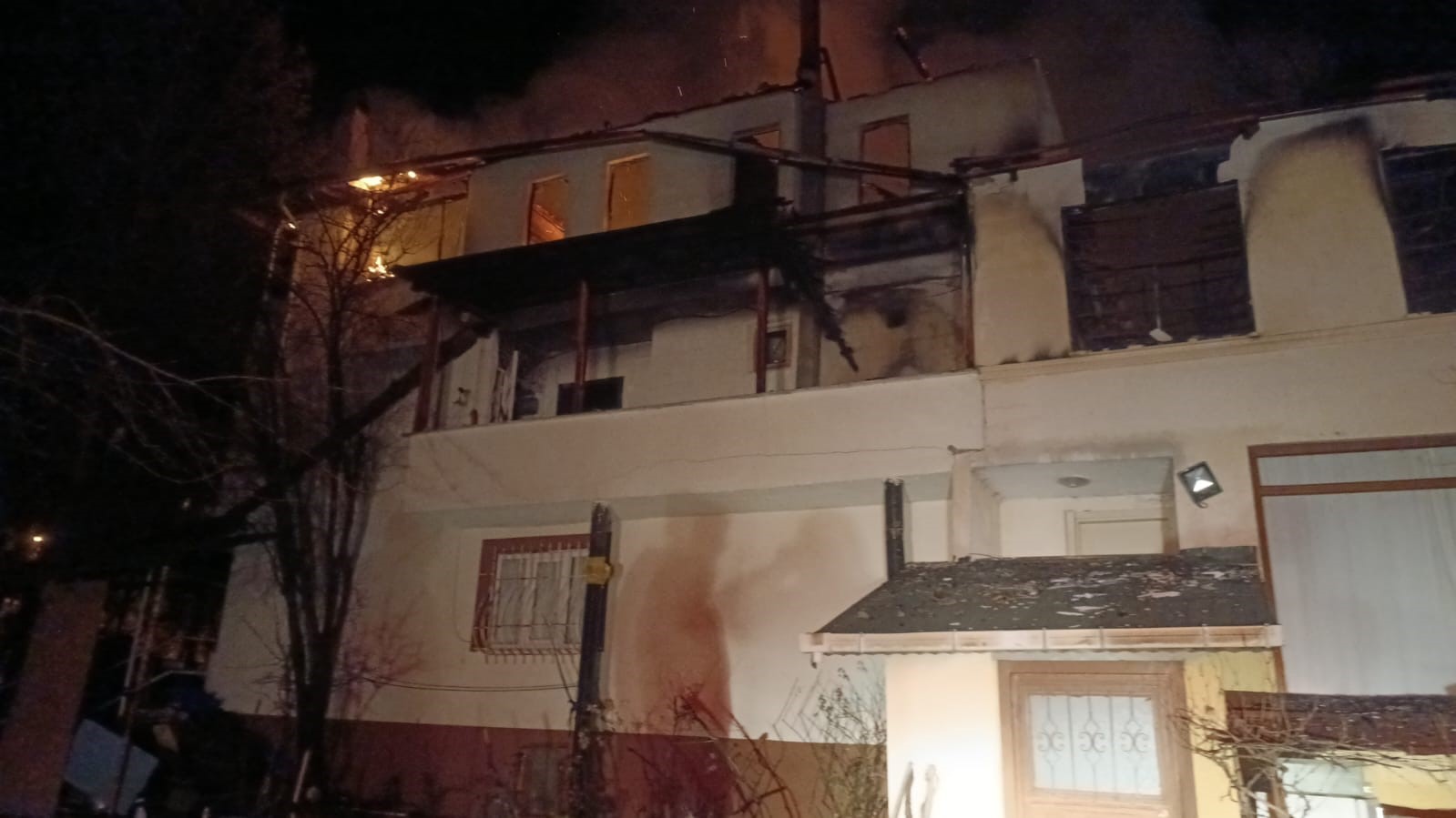 Safranbolu’da 3 katlı evde yangın
