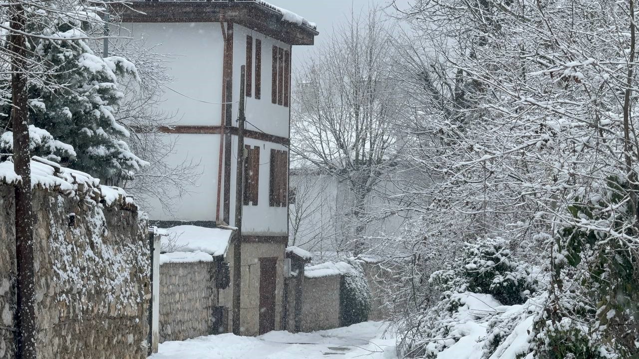 Safranbolu’da kar yağışı tarihi konakları yeniden beyaza bürüdü
