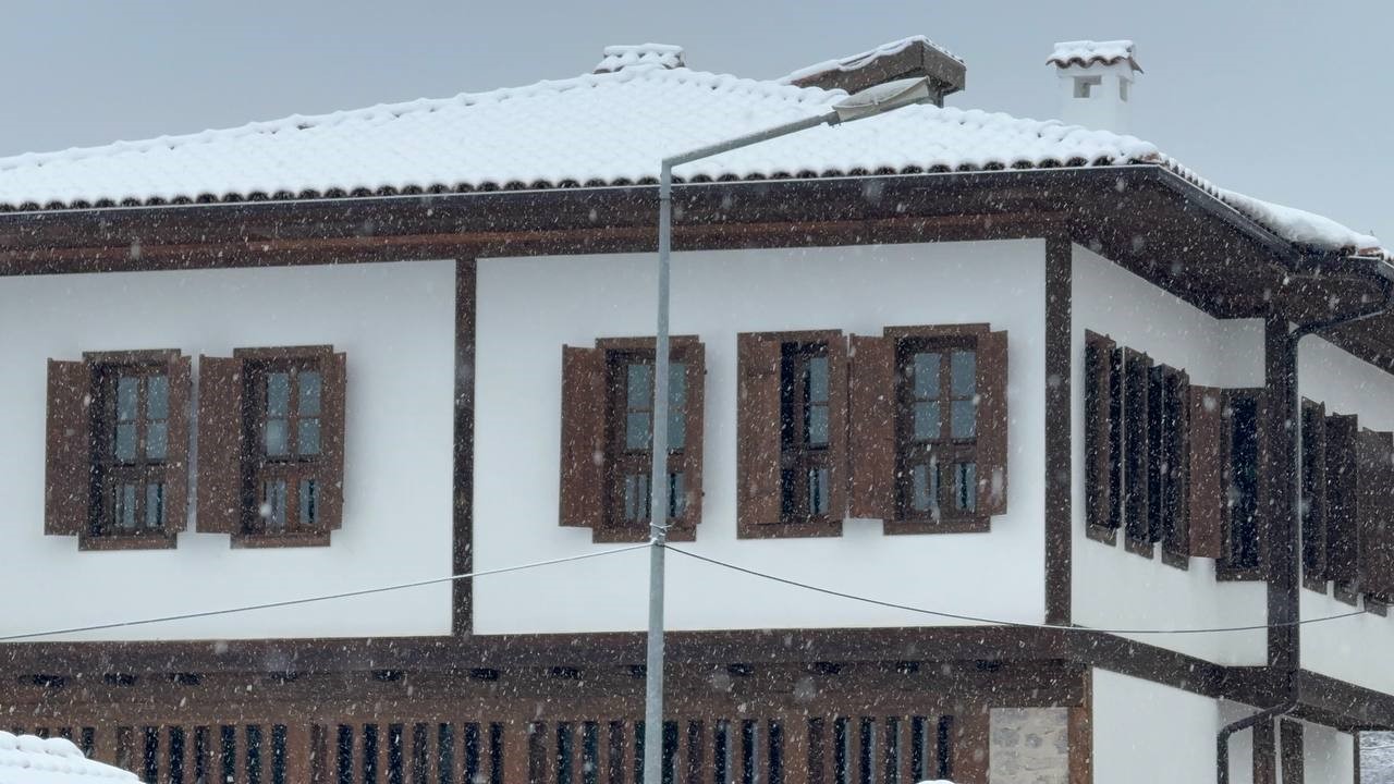 Safranbolu’da kar yağışı tarihi konakları yeniden beyaza bürüdü
