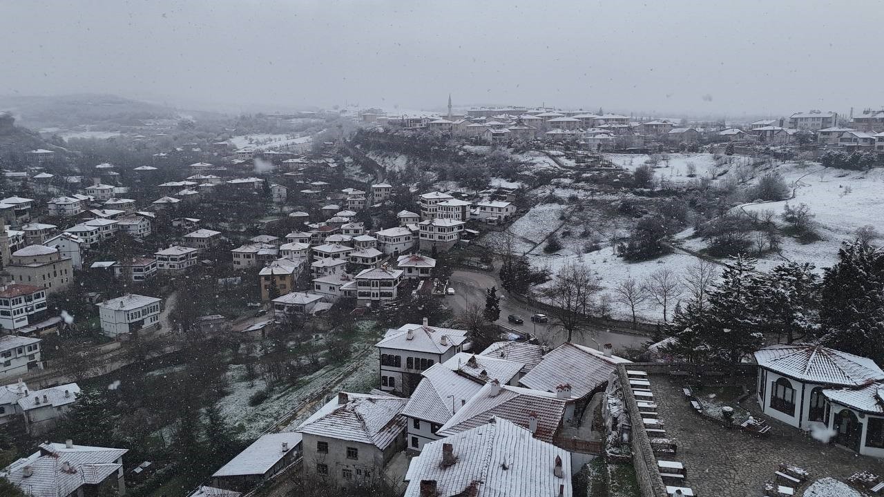 Safranbolu’da kar yağışı tarihi yapıların çatılarını beyaza bürüdü
