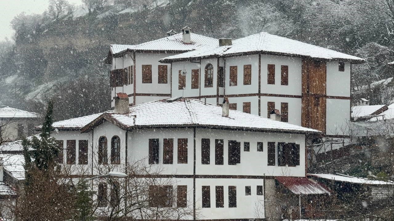 Safranbolu’da kar yağışı tarihi yapıların çatılarını beyaza bürüdü
