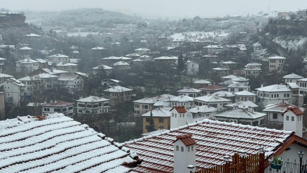 Safranbolu’da kar yağışı tarihi yapıların çatılarını beyaza bürüdü
