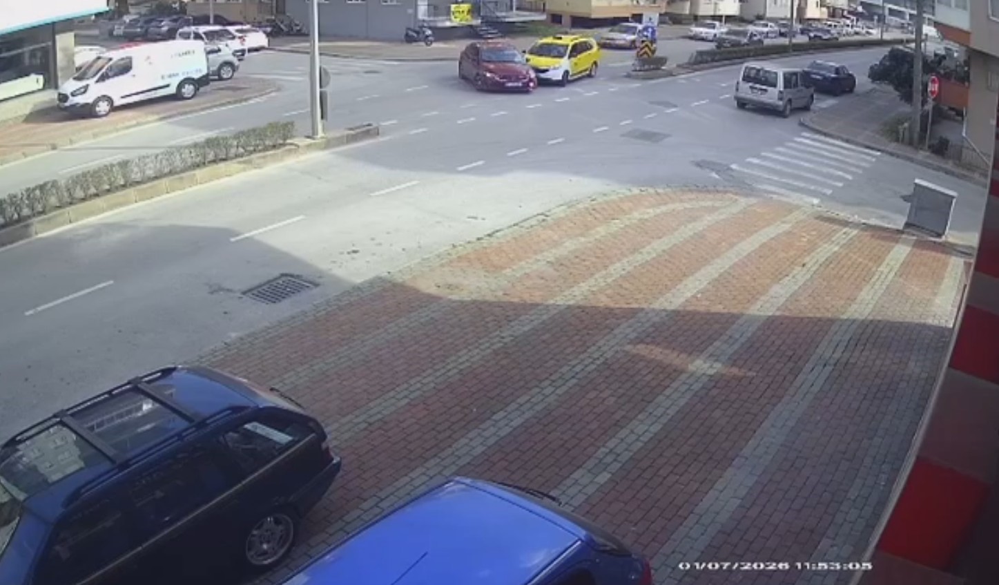 Sağa dönmek için sinyal verip önce sol şeride geçen otomobile yandan çarptı
