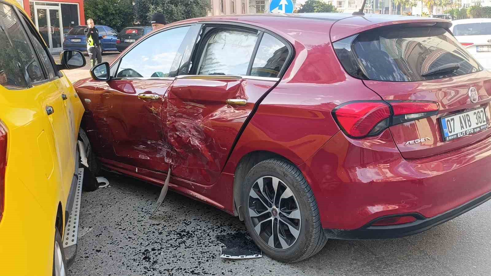 Sağa dönmek için sinyal verip önce sol şeride geçen otomobile yandan çarptı
