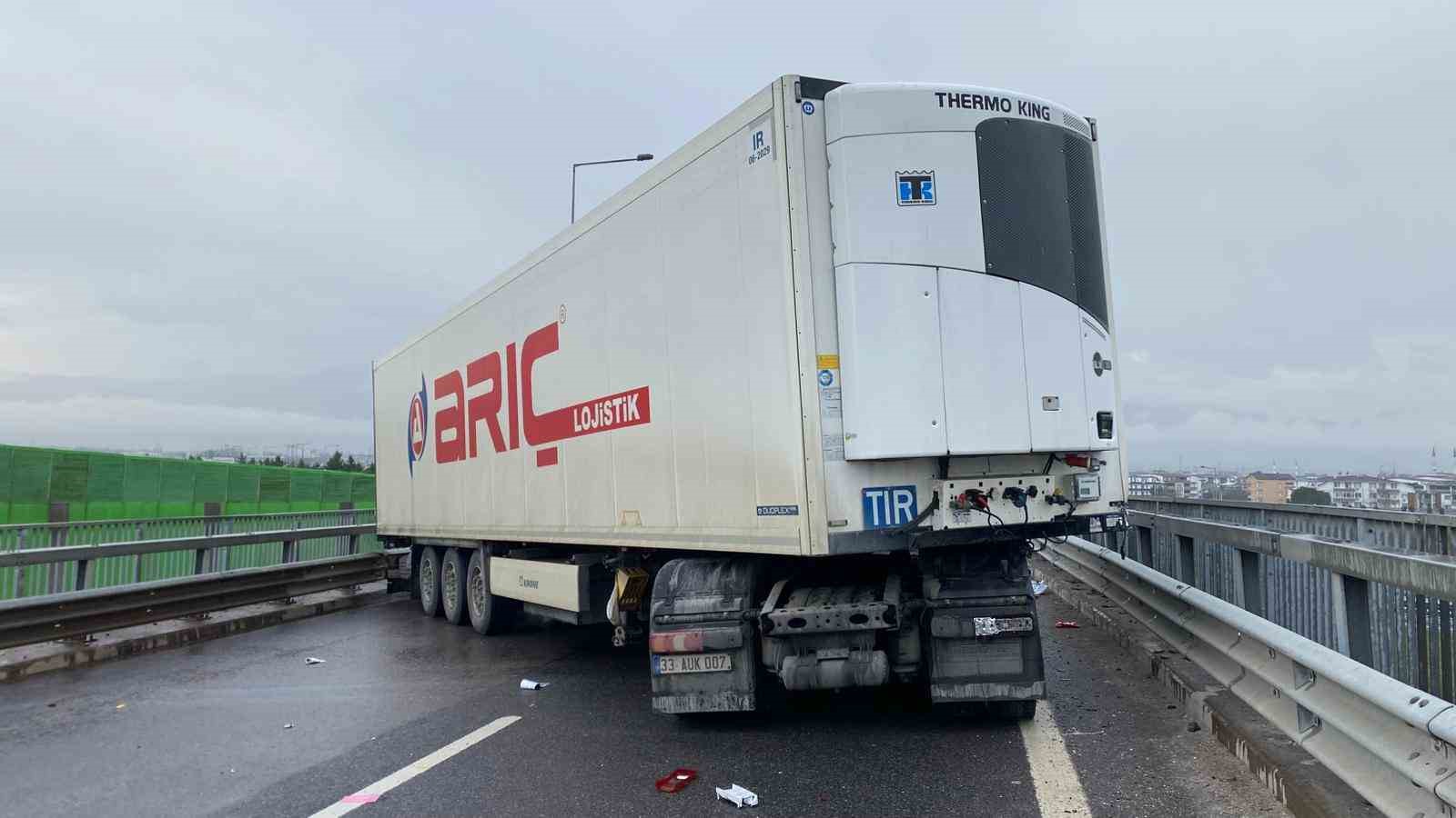 Sağanak beraberinde kazayı getirdi: Kuzey Marmara Otoyolu’nda tır makasladı
