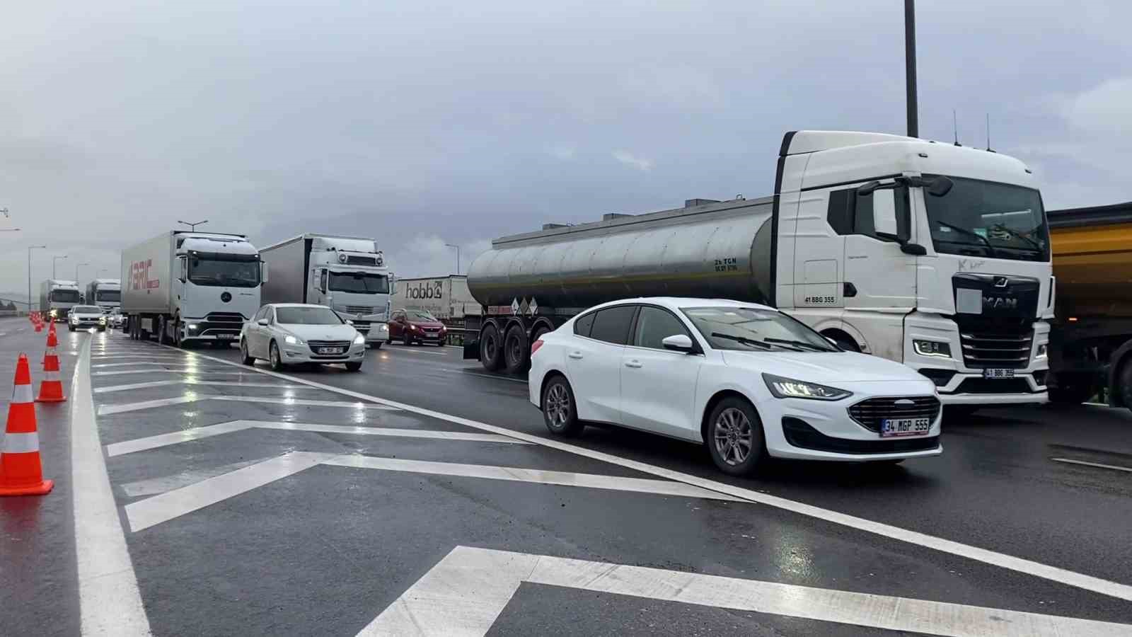 Sağanak beraberinde kazayı getirdi: Kuzey Marmara Otoyolu’nda tır makasladı
