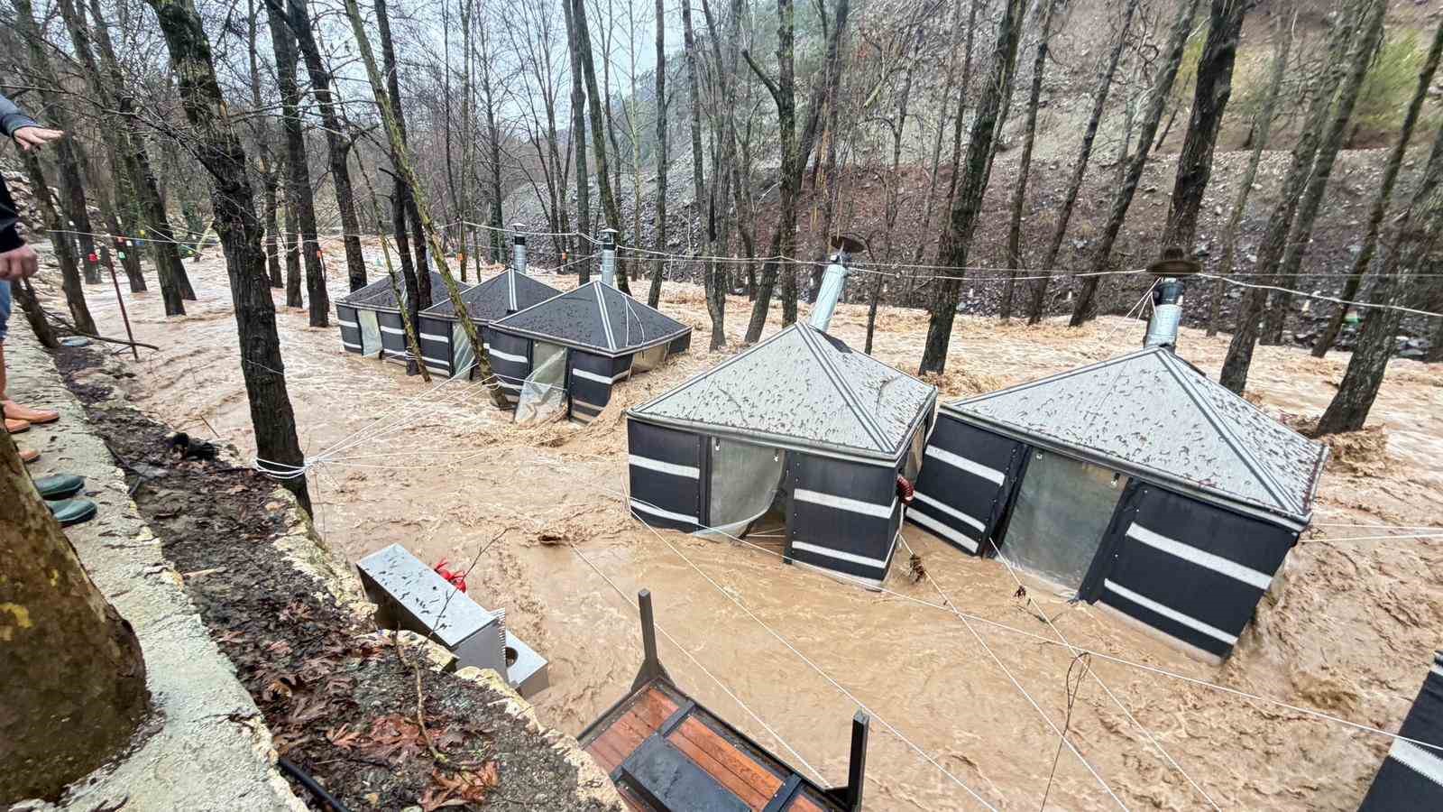 Sağanak Mersin’i vurdu: Dereler taştı, restoran sular altında kaldı
