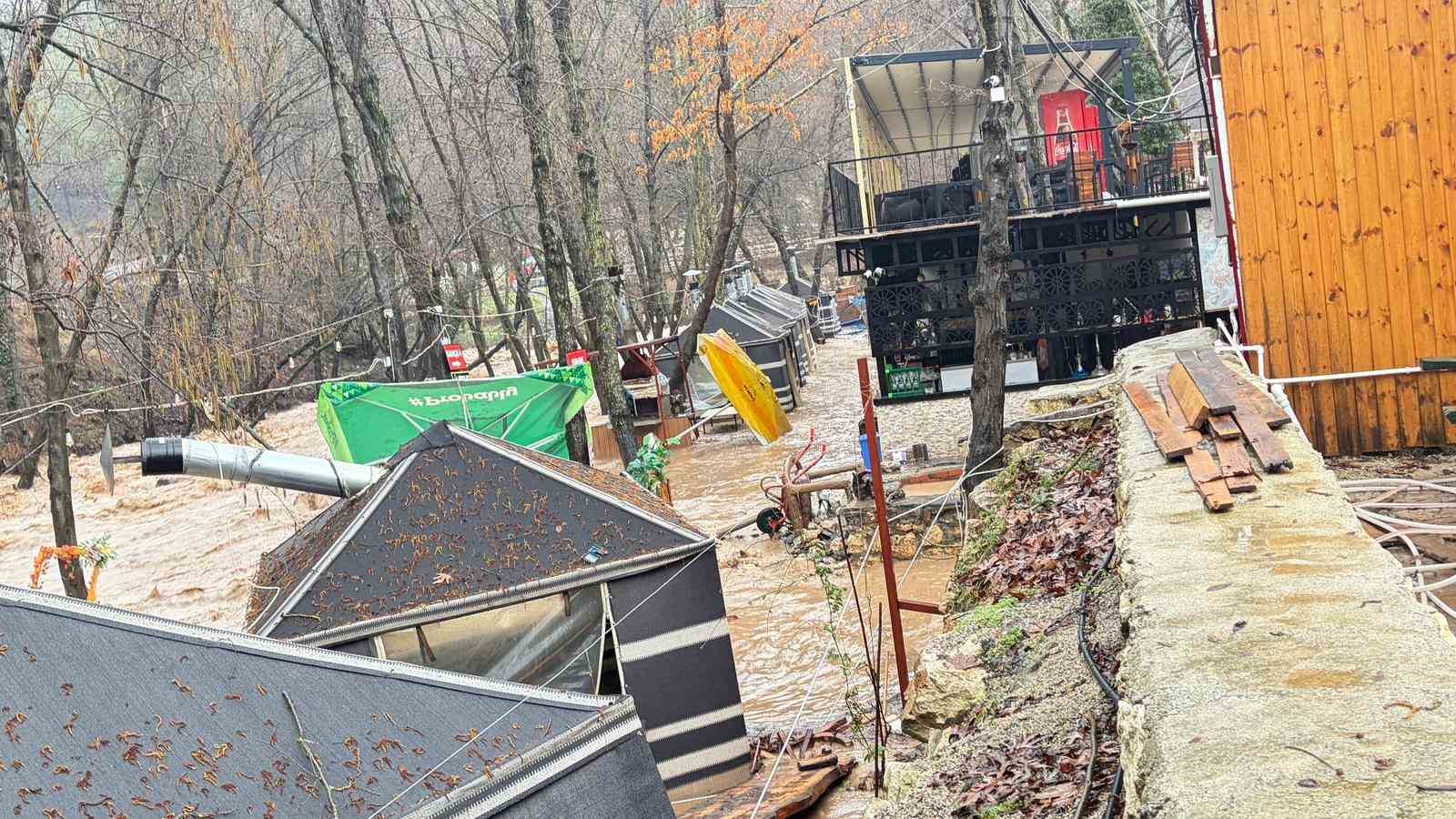 Sağanak Mersin’i vurdu: Dereler taştı, restoran sular altında kaldı
