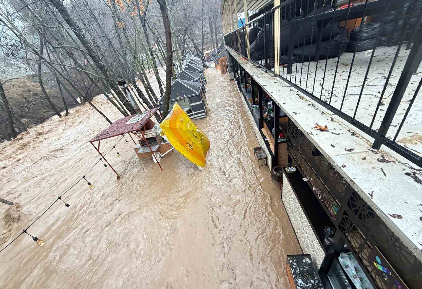 Sağanak Mersin’i vurdu: Dereler taştı, restoran sular altında kaldı
