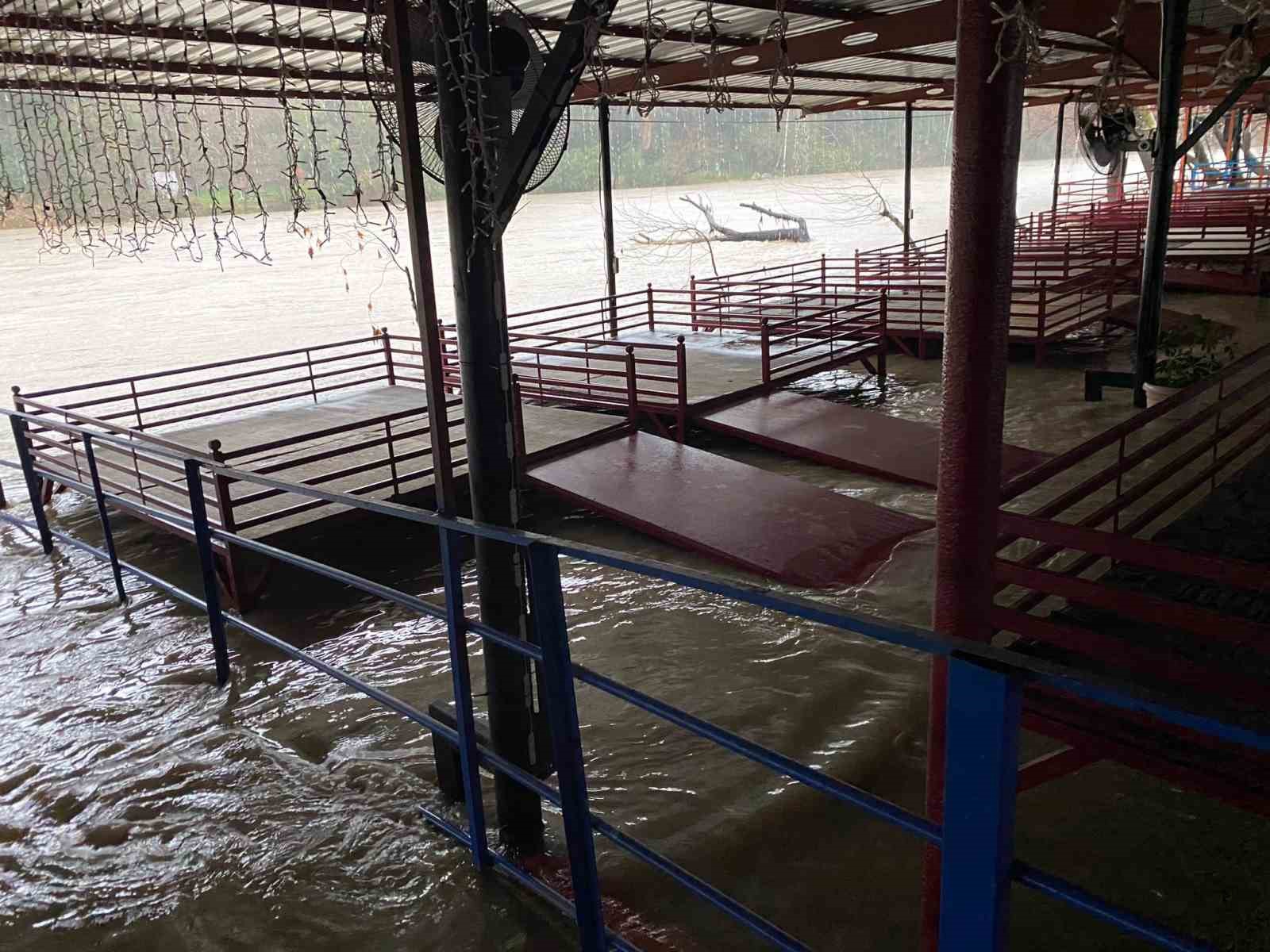 Sağanak sebebiyle Köprüçay taştı, iş yerleri ve araziler sular altında kaldı
Sağanak sebebiyle Köprüçay taştı, iş yerleri ve araziler sular altında kaldı