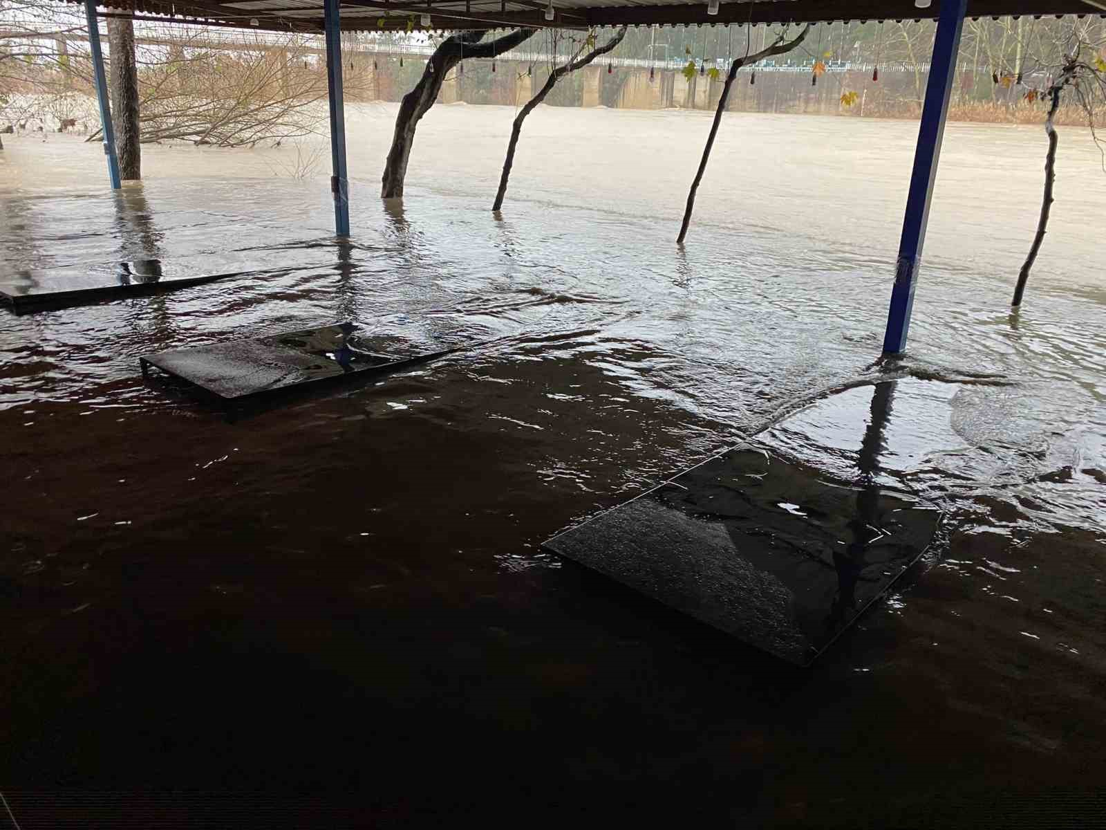 Sağanak sebebiyle Köprüçay taştı, iş yerleri ve araziler sular altında kaldı
Sağanak sebebiyle Köprüçay taştı, iş yerleri ve araziler sular altında kaldı