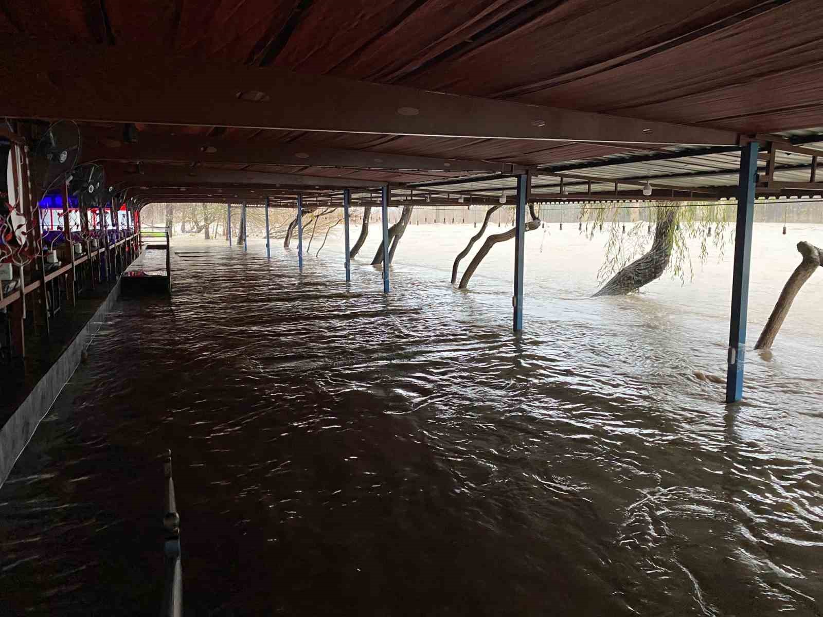 Sağanak sebebiyle Köprüçay taştı, iş yerleri ve araziler sular altında kaldı
Sağanak sebebiyle Köprüçay taştı, iş yerleri ve araziler sular altında kaldı