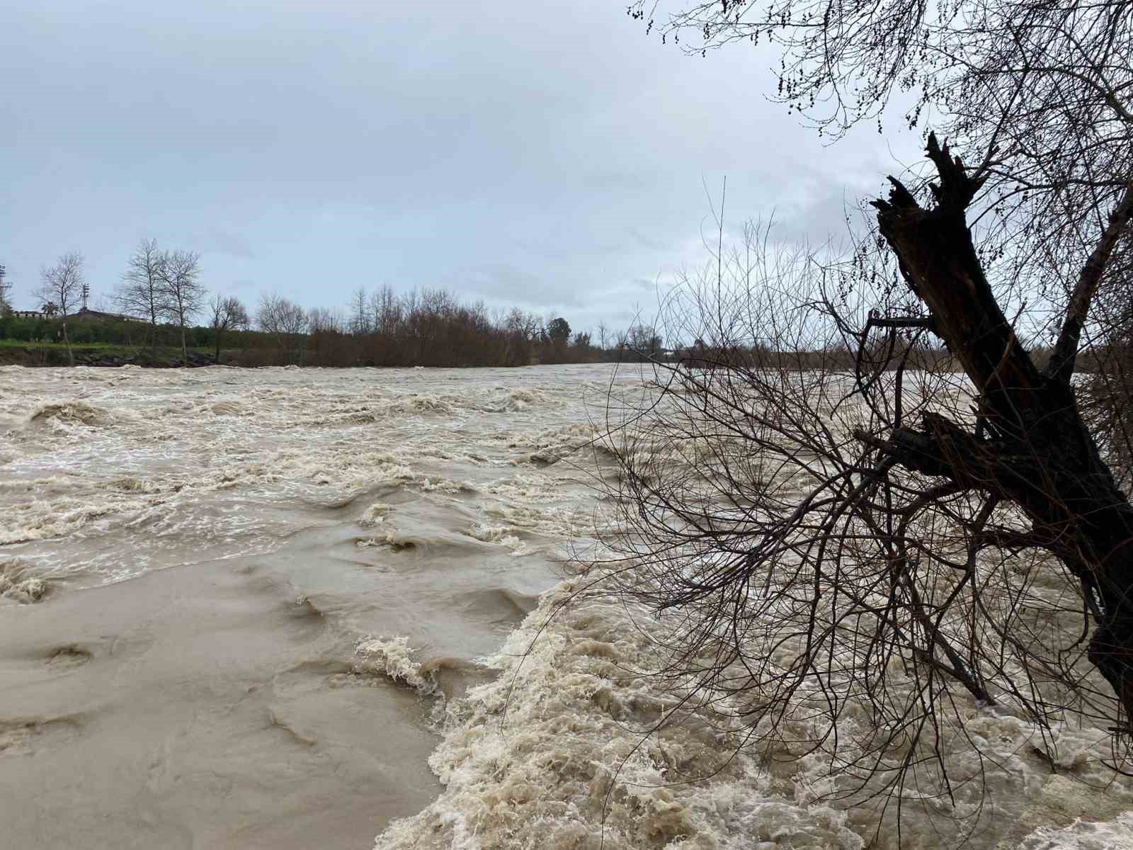 Sağanak sebebiyle Köprüçay taştı, iş yerleri ve araziler sular altında kaldı
Sağanak sebebiyle Köprüçay taştı, iş yerleri ve araziler sular altında kaldı