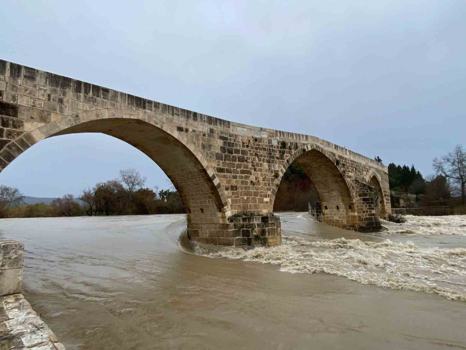 Sağanak sebebiyle Köprüçay taştı, iş yerleri ve araziler sular altında kaldı
Sağanak sebebiyle Köprüçay taştı, iş yerleri ve araziler sular altında kaldı