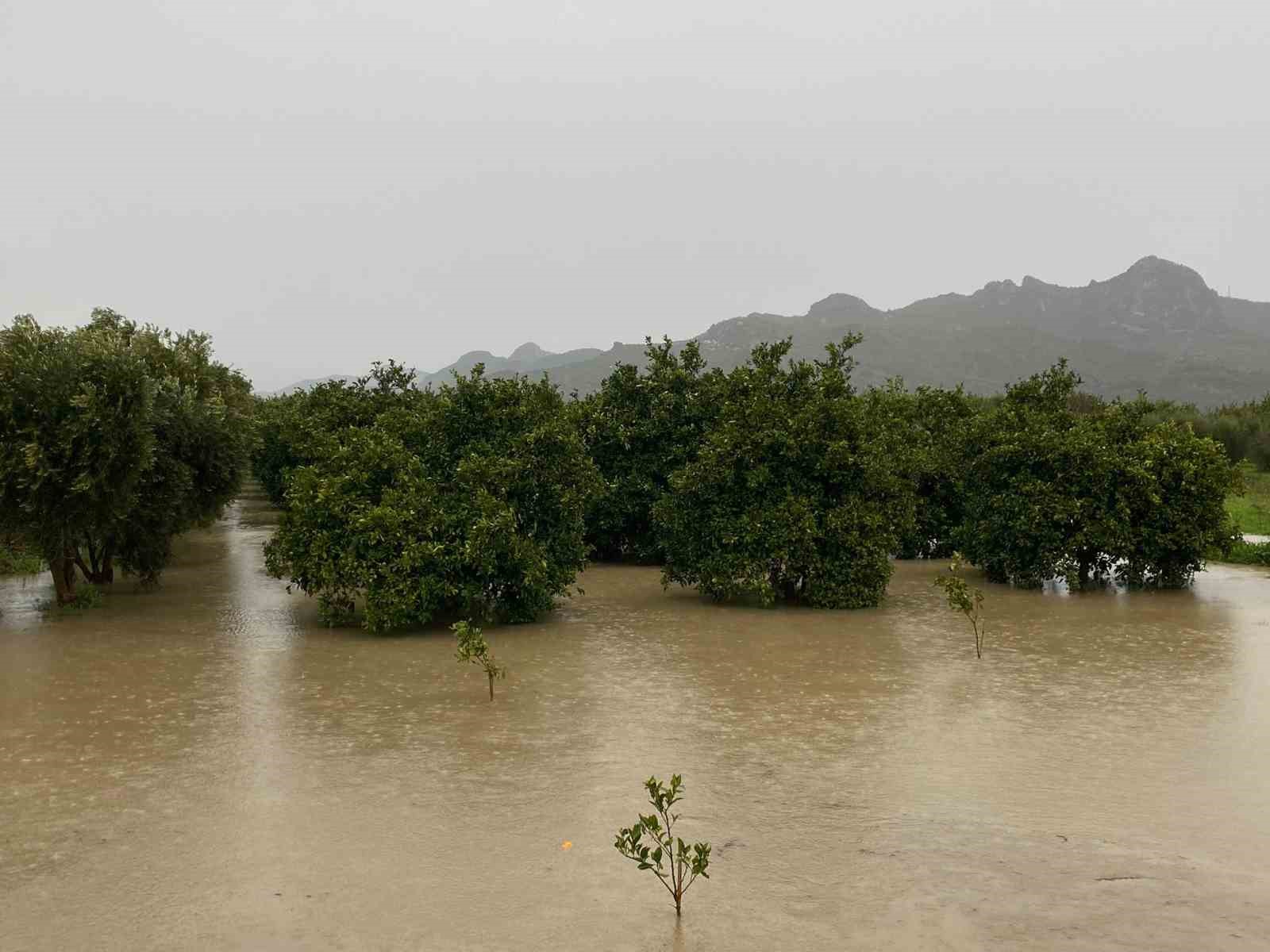 Sağanak sebebiyle Köprüçay taştı, iş yerleri ve araziler sular altında kaldı
Sağanak sebebiyle Köprüçay taştı, iş yerleri ve araziler sular altında kaldı