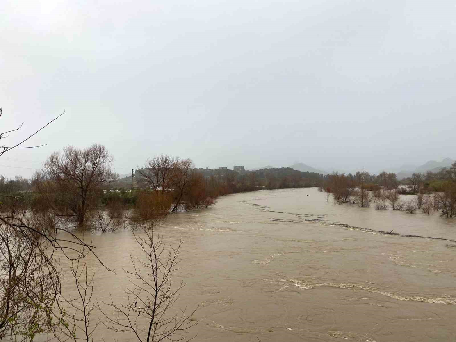 Sağanak sebebiyle Köprüçay taştı, iş yerleri ve araziler sular altında kaldı
Sağanak sebebiyle Köprüçay taştı, iş yerleri ve araziler sular altında kaldı