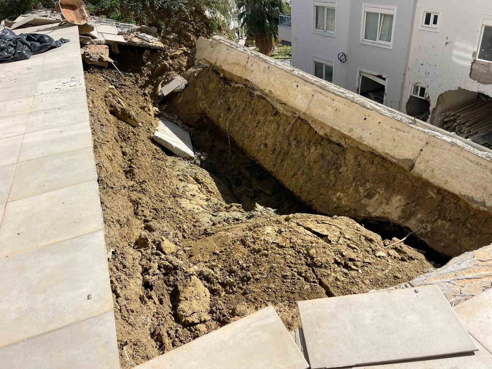 Sağanak sonrası apartman bahçesindeki havuz çöktü, 7 katlı apartman tahliye edildi
