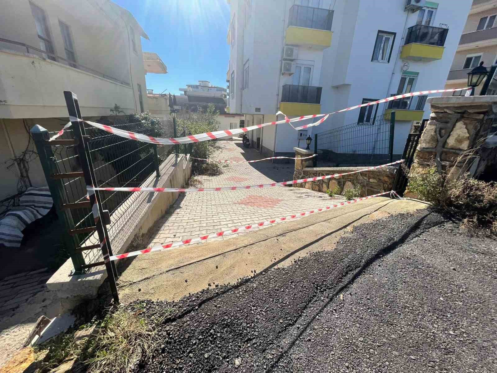 Sağanak sonrası apartman bahçesindeki havuz çöktü, 7 katlı apartman tahliye edildi
