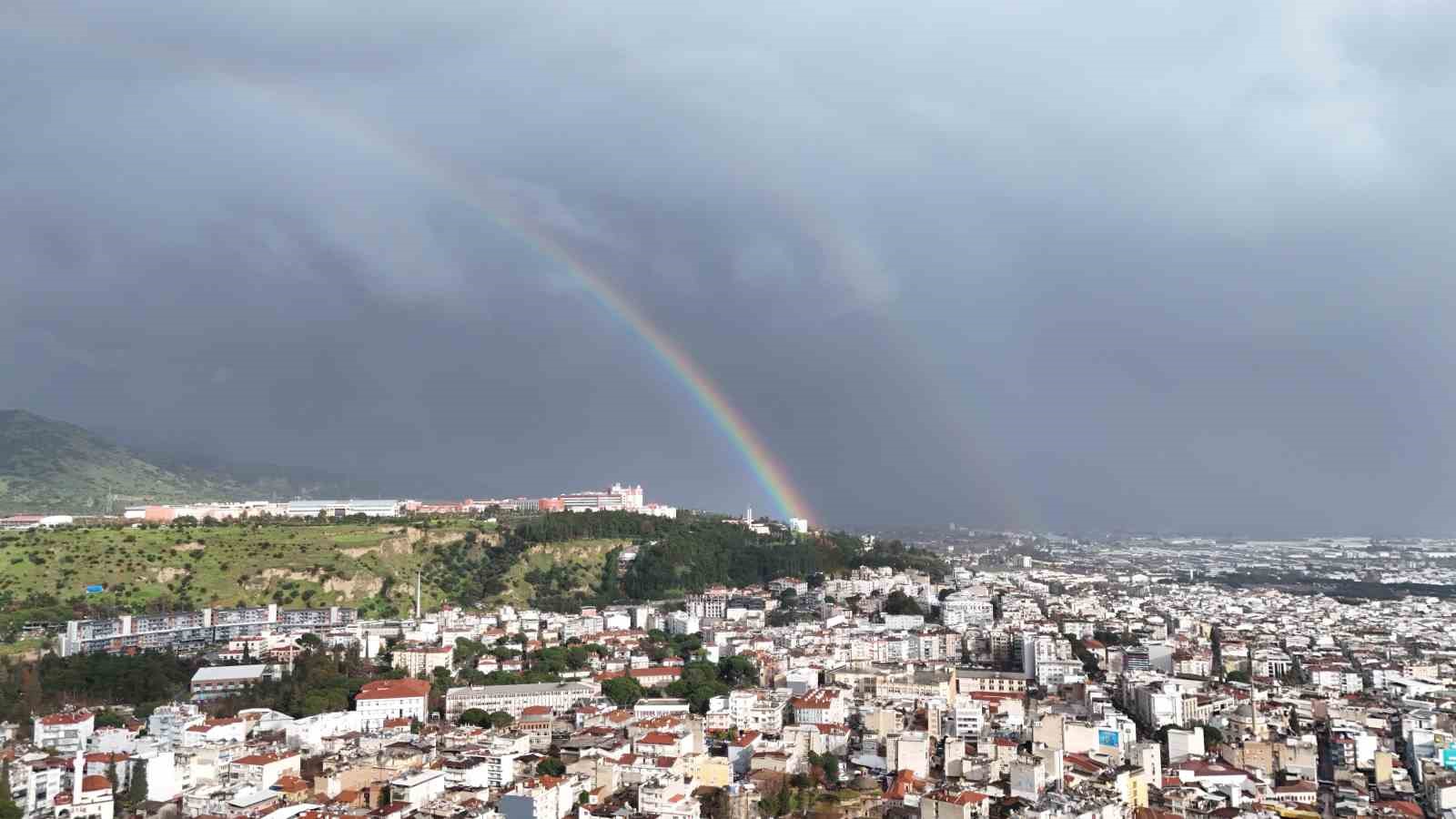 Sağanak sonrası gökkuşağı Aydın’ı sardı
