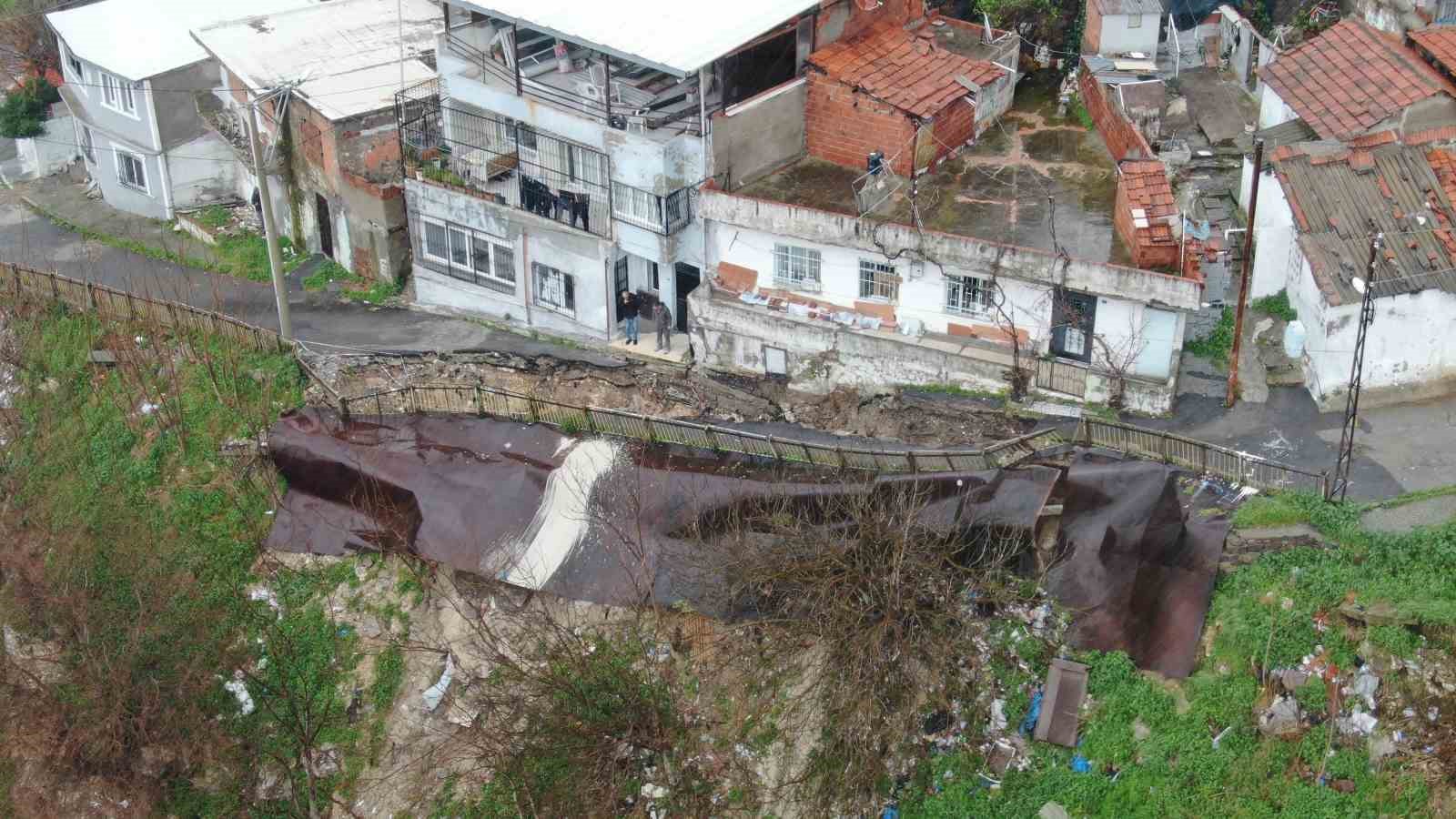 Sağanak sonrası yol çöktü, mahalleyi endişe kapladı
