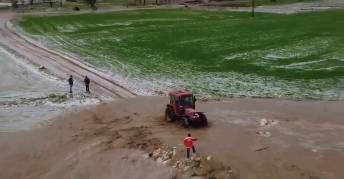 Sağanak taşkına neden oldu, tarlada mahsur kalan şahıs traktörle kurtarıldı
