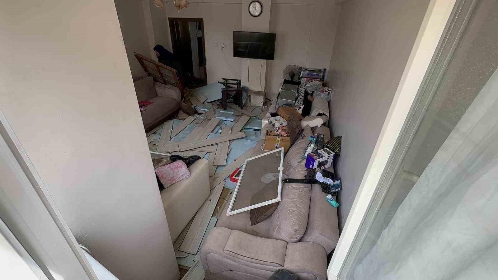 Sağanak ve dolu sonrası bodrum katını su bastı: Eşyalarının üzerine basarak içeri girdiler
