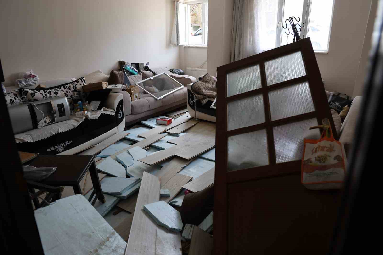 Sağanak ve dolu sonrası bodrum katını su bastı: Eşyalarının üzerine basarak içeri girdiler
