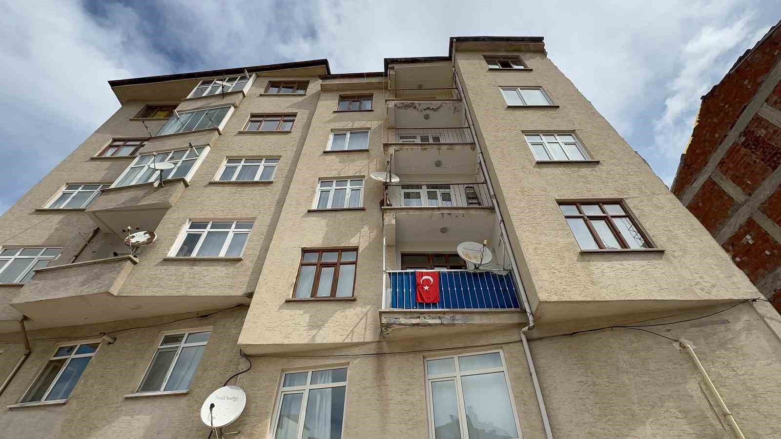 Sağanak ve dolu sonrası bodrum katını su bastı: Eşyalarının üzerine basarak içeri girdiler
