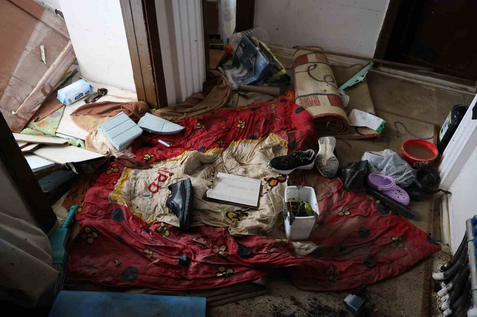 Sağanak ve dolu sonrası bodrum katını su bastı: Eşyalarının üzerine basarak içeri girdiler
