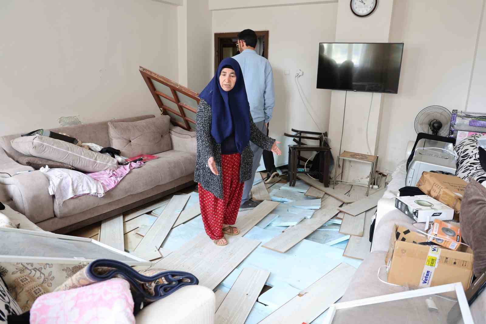 Sağanak ve dolu sonrası bodrum katını su bastı: Eşyalarının üzerine basarak içeri girdiler
