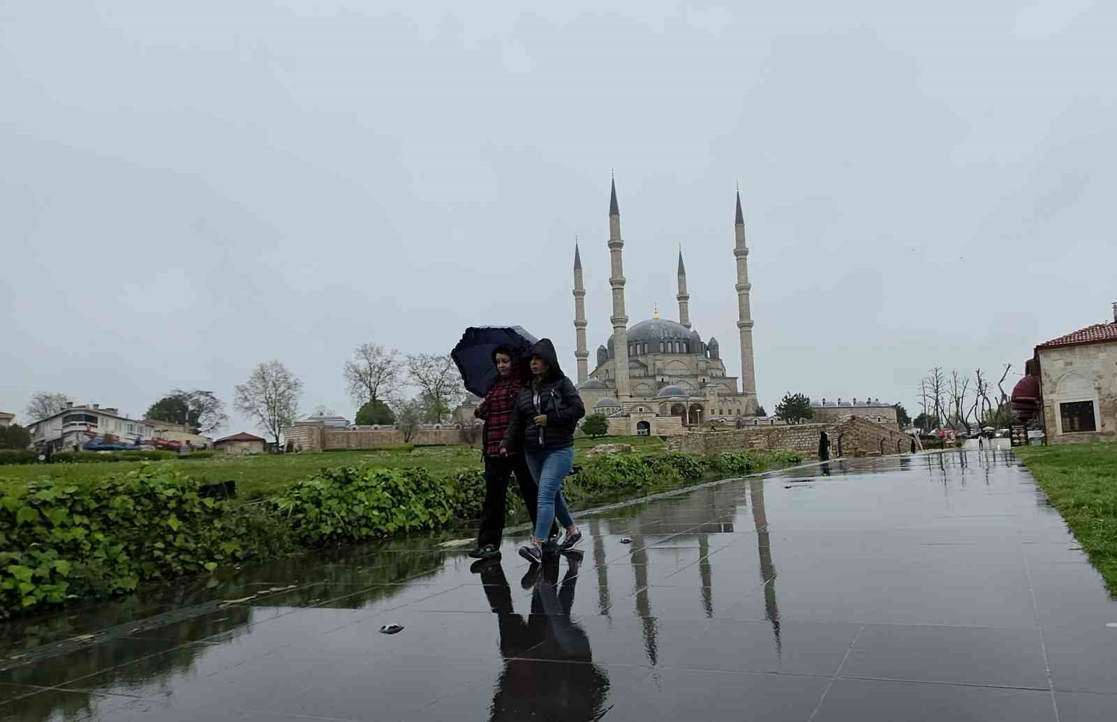 Sağanak yağış  başladı, kentte bereket vurgusu
