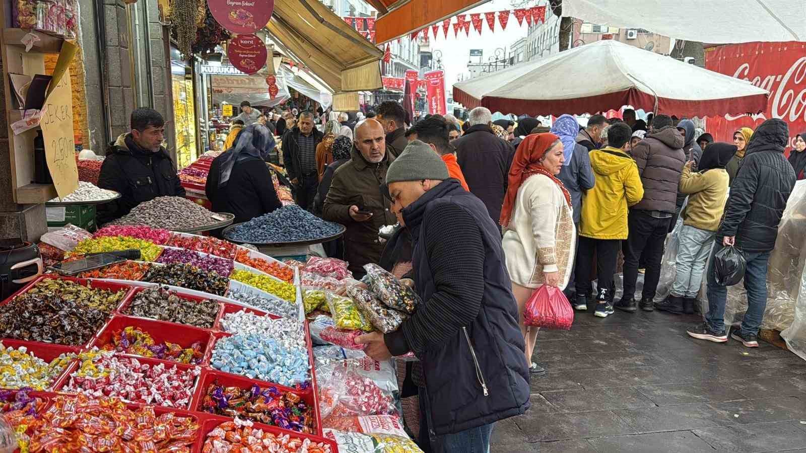 Sağanak yağış, bayram öncesi esnafa yaramadı
Sağanak yağış, bayram öncesi esnafa yaramadı