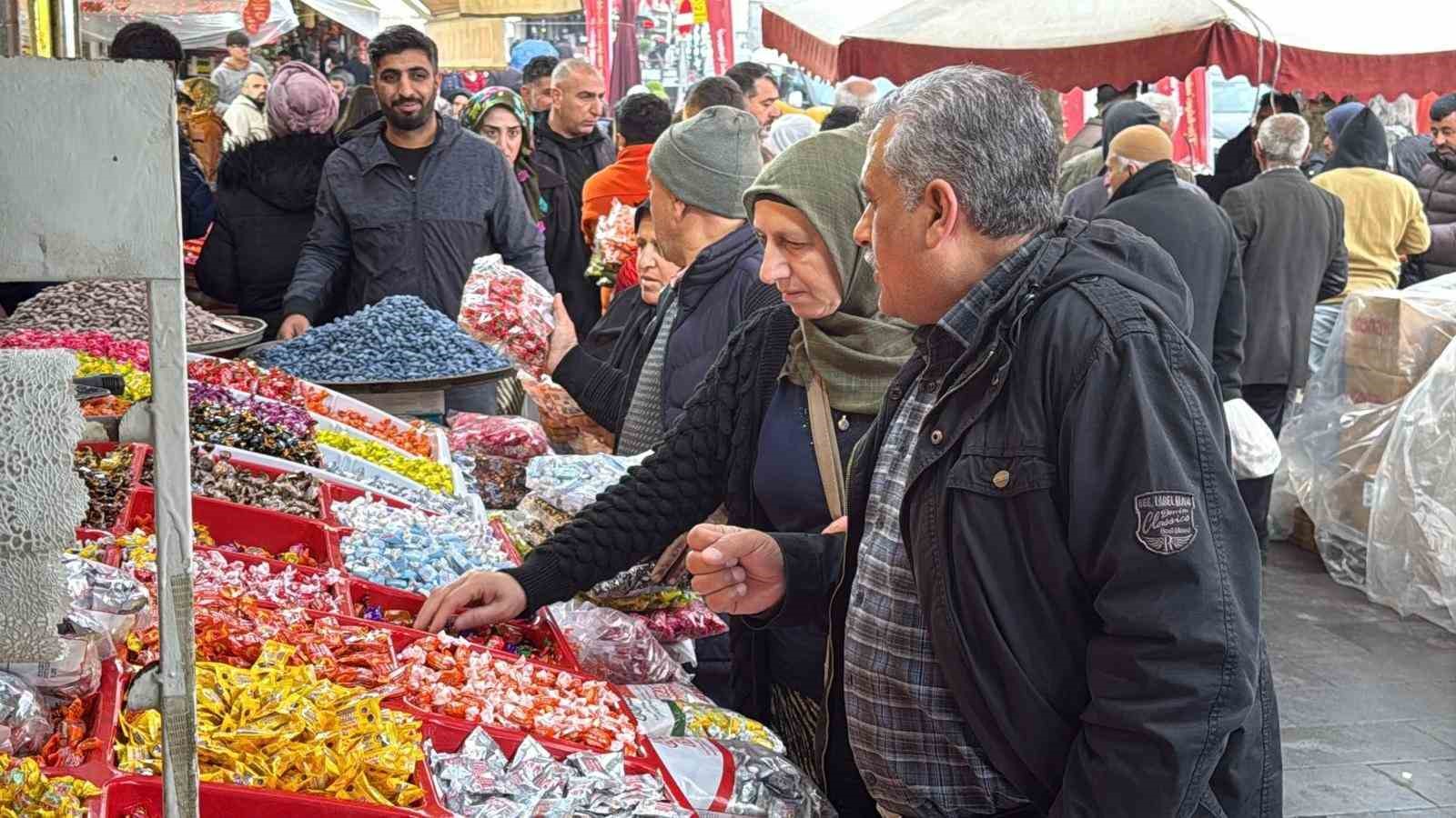 Sağanak yağış, bayram öncesi esnafa yaramadı
Sağanak yağış, bayram öncesi esnafa yaramadı