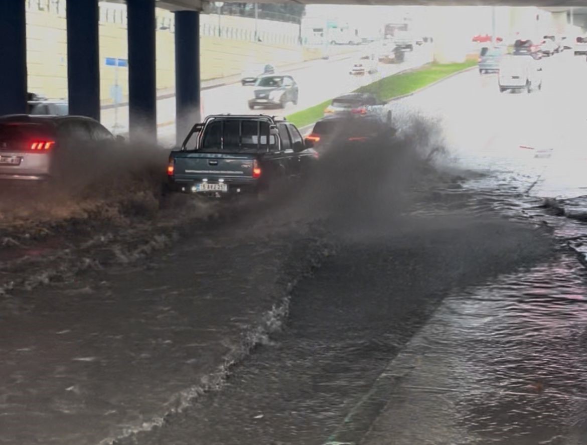 Sağanak yağış caddeleri göle çevirdi: Ne araçlar ne vatandaşlar geçebildi
